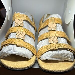 NWB  Vionic sandals  All straps are velcro and adjustable  Size 7M